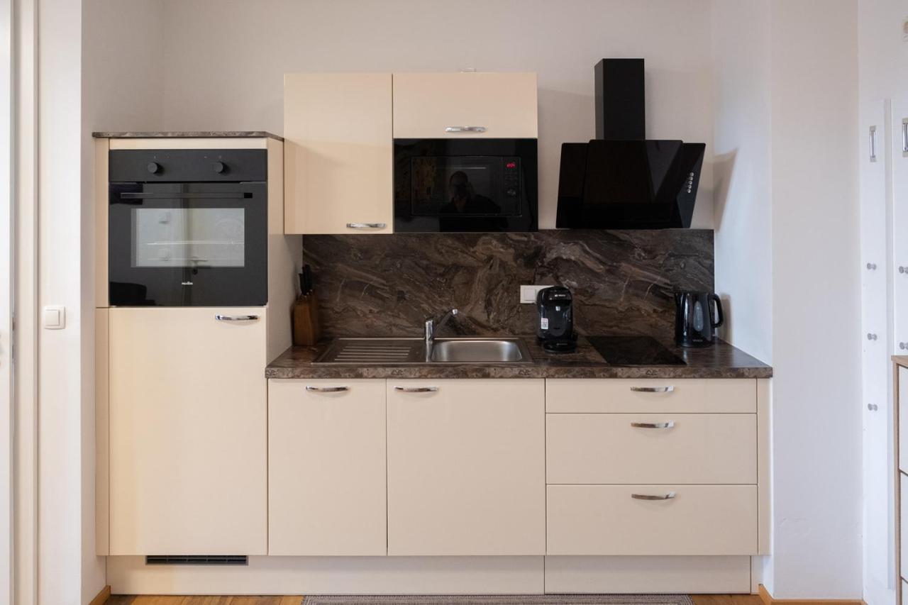 Modern Apartment W/ Cozy Balcony Near City Center Wenen Buitenkant foto