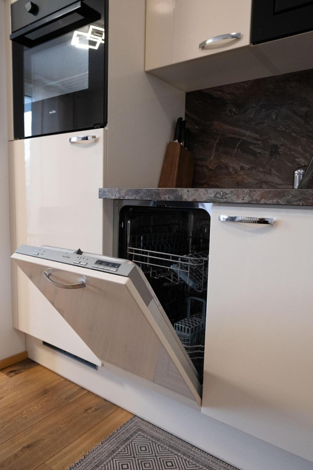 Modern Apartment W/ Cozy Balcony Near City Center Wenen Buitenkant foto