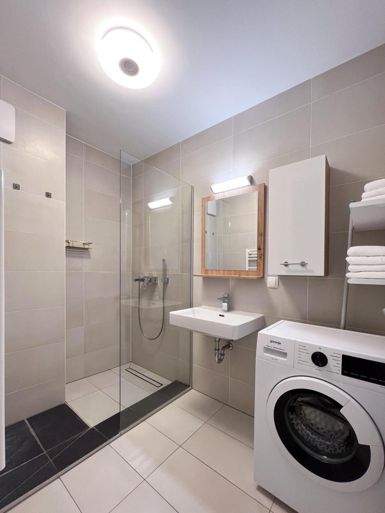 Modern Apartment W/ Cozy Balcony Near City Center Wenen Buitenkant foto