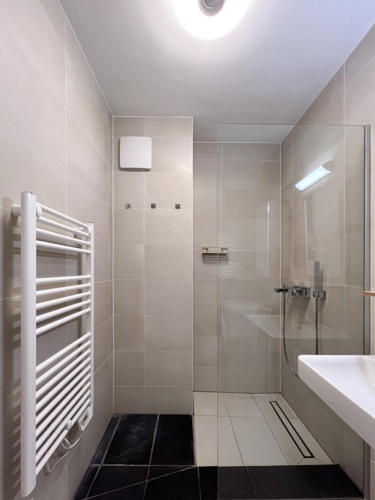 Modern Apartment W/ Cozy Balcony Near City Center Wenen Buitenkant foto