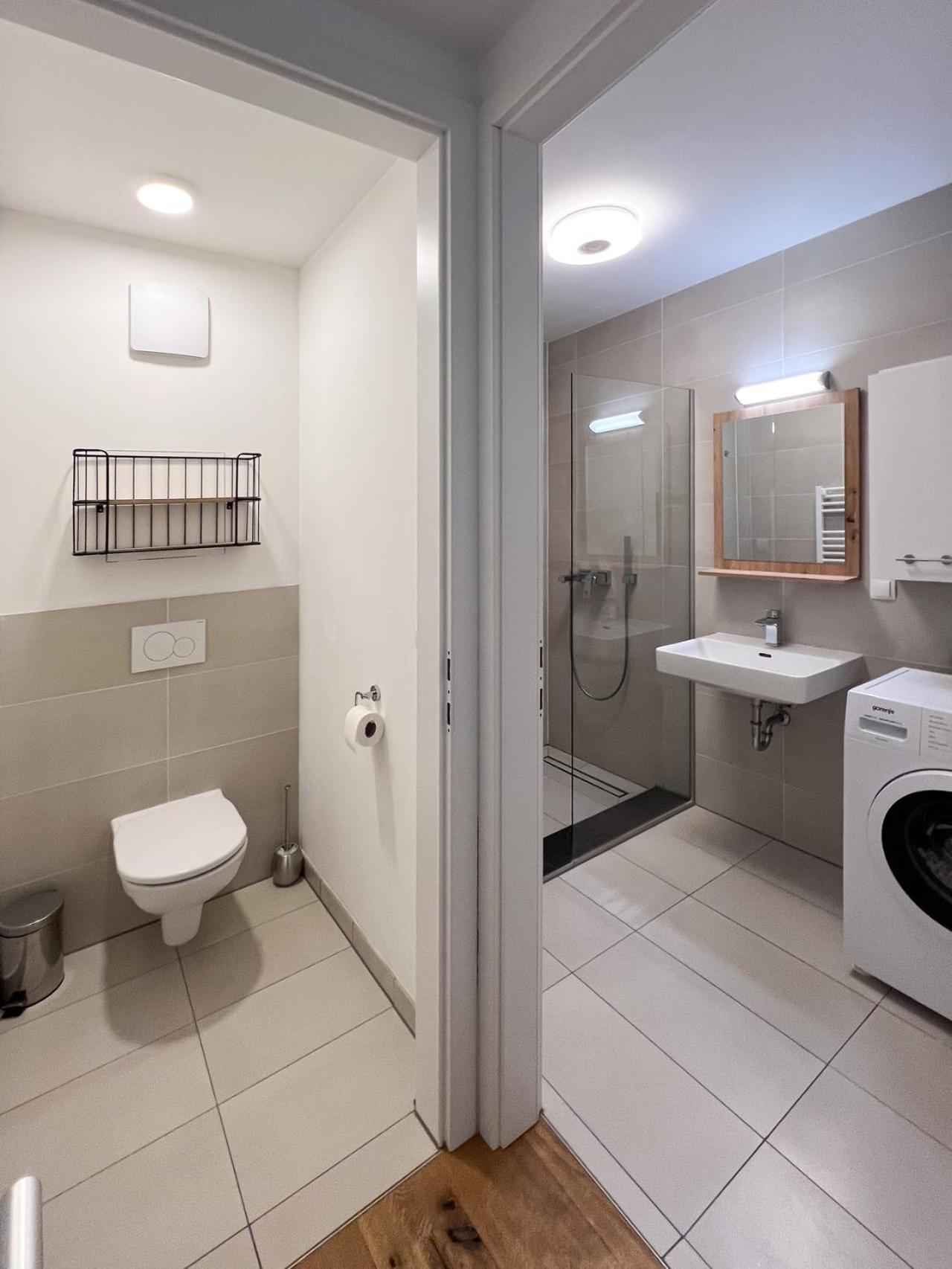 Modern Apartment W/ Cozy Balcony Near City Center Wenen Buitenkant foto